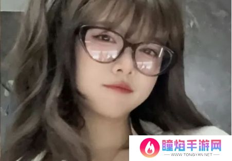 骆歆遭网友吐槽身材臃肿，直接下拉衣角自证，称自己是丰满不是肿