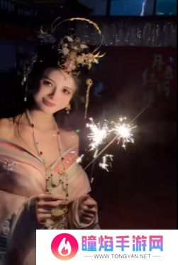 狗头萝莉饼摊即将结束，现场给大家放烟花庆贺，手拿仙女棒太美了