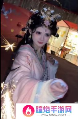 狗头萝莉饼摊即将结束，现场给大家放烟花庆贺，手拿仙女棒太美了