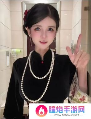 狗头萝莉宣布卖饼结束，穿黑色旗袍展示身材，网友：好有贵妇相