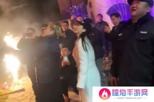 郭富城回安徽老家拜年好欢乐，放烟花又发红包，接地气形象获好评