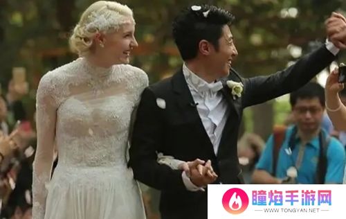 撒贝宁回武汉拜年被偶遇，妻子李白又高又瘦，一家四口同框超温馨