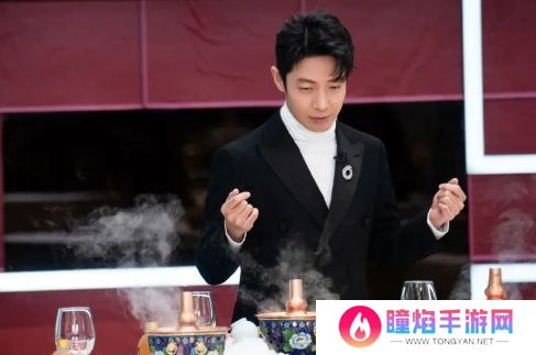 撒贝宁回武汉拜年被偶遇，妻子李白又高又瘦，一家四口同框超温馨
